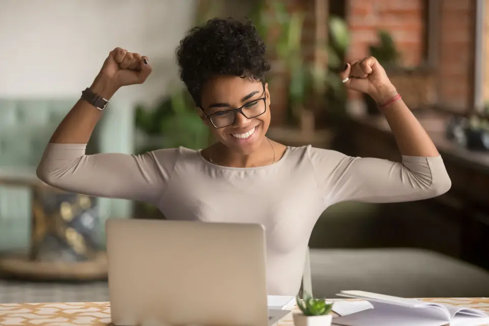 femme qui a réussi et qui est forte femme vainqueur
