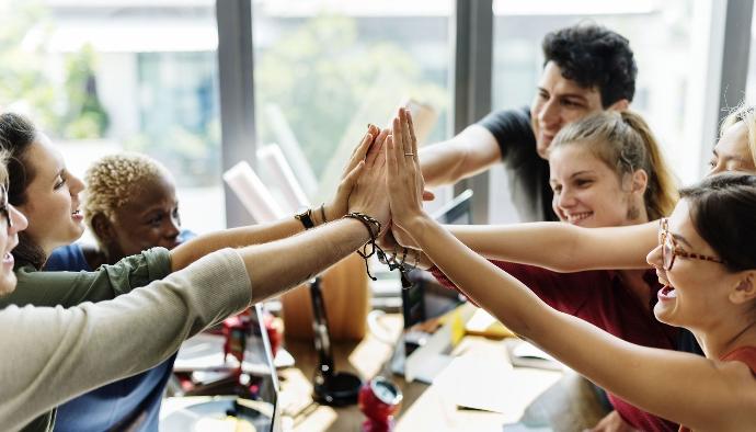 équipe qui gagne et qui célèbre son succès high five en équipe